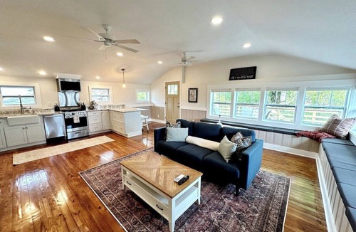 East Hill Apartment | The Palace Summary: T