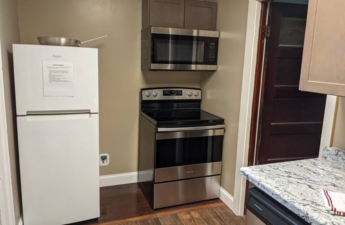 Nauvoo Apartment | The Red Front Suite - Sleeps 15