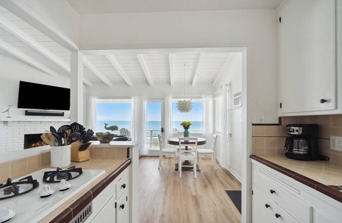 Eastern Malibu House | The Surfrider Bungalow on Carbon Beach
