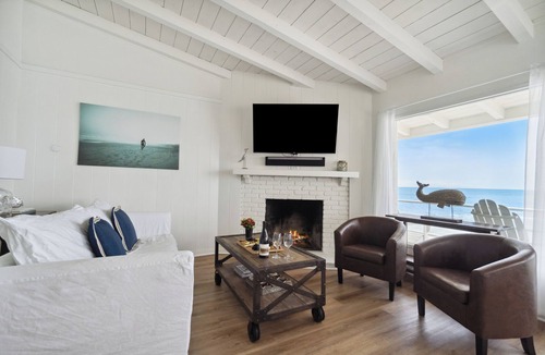 Eastern Malibu House | The Surfrider Bungalow on Carbon Beach