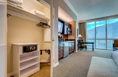 Las Vegas Condo | The Ultimate Vantage: Top 38th Floor Jr. Suite Overlooking the Strip,Sphere,F1!