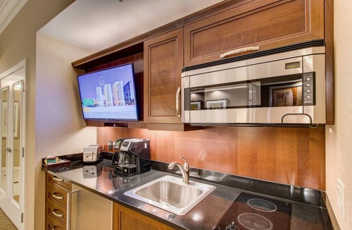 Las Vegas Condo | The Ultimate Vantage: Top 38th Floor Jr. Suite Overlooking the Strip,Sphere,F1!