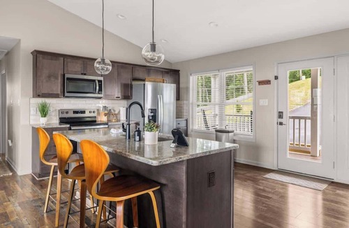 Front Royal Cottage | The VUE | Mountaintop 4BR | Hot Tub & Views