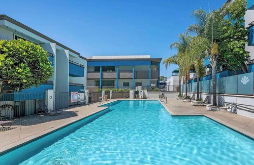 Palms Apartment | Top-Floor Studio. Pool, Hot Tub &FreeParking