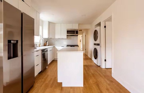 Dunning Condo | Top Rated w/Free Street Parking+ 2 King Beds 1 Single +In Unit-Laundry +1.5 Bath