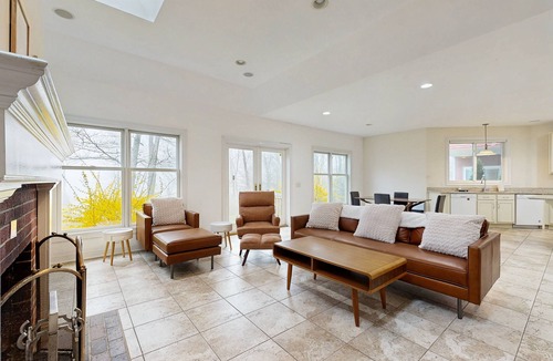 Pleasant Point House | Tranquil Coastal Sanctuary with Chef's Kitchen, Jacuzzi Tub and Water Views