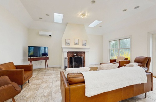 Pleasant Point House | Tranquil Coastal Sanctuary with Chef's Kitchen, Jacuzzi Tub and Water Views