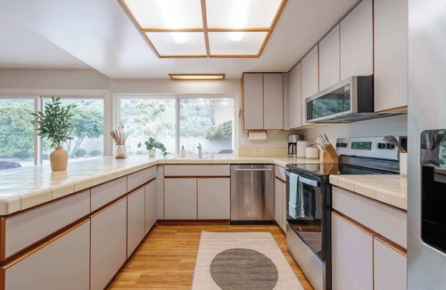 College West House | Tranquil Oasis: 4-Bedroom Retreat with Pool
