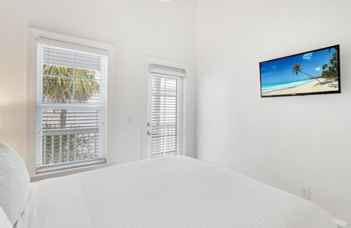 Marathon Hotel | Tranquility Bay Beachfront Hotel and Resort