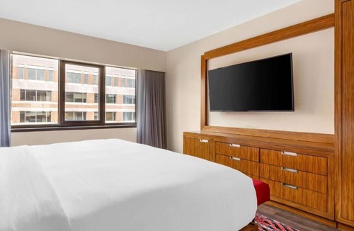 West End Hotel | Two 2BR Connecting Suites for Groups w/Free Breakfast | 0.5 Miles to Georgetown