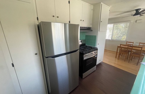 Downtown Long Beach Apartment | Two bedroom apartment within the heart of a walker’s paradise. Near the beach.