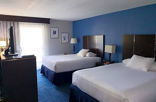 Old Towne Hotel | Two Queen Balcony Stay Near Seal Beach Pier, Food Tours and Breakfast Included