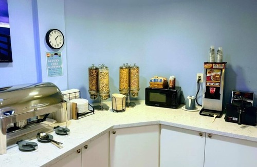 Old Towne Hotel | Two Queen Balcony Stay Near Seal Beach Pier, Food Tours and Breakfast Included