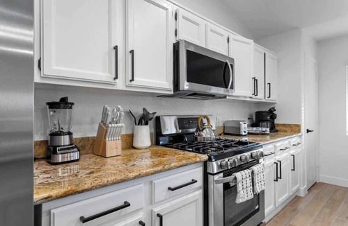 Townsite House | Ultimate 3BR Home: Pool, Pickleball and MORE!