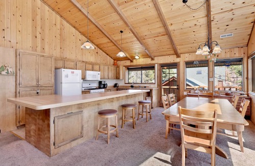 Upper Moonridge Cabin | Ultimate 6BR Big Bear Lodge: 2,700+ Sq Ft, Wood Fireplace & 5-Car Flat Driveway