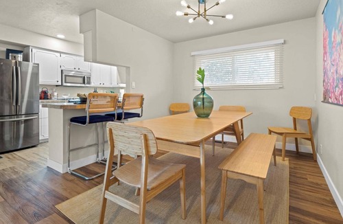 Central Rim House | Ultra Comfort + Style! HOT TUB & Fireplace! Two Living Rooms >10 min to Downtown & BSU!