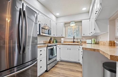 Central Rim House | Ultra Comfort + Style! HOT TUB & Fireplace! Two Living Rooms >10 min to Downtown & BSU!