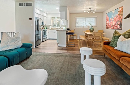 Central Rim House | Ultra Comfort + Style! HOT TUB & Fireplace! Two Living Rooms >10 min to Downtown & BSU!