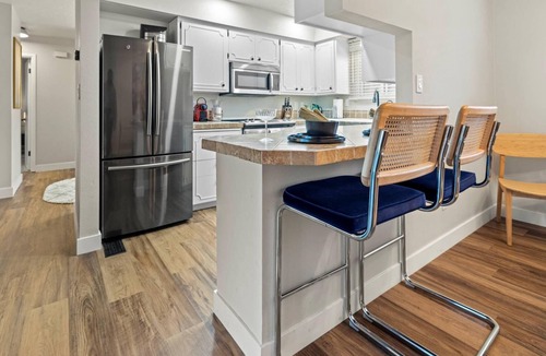 Central Rim House | Ultra Comfort + Style! HOT TUB & Fireplace! Two Living Rooms >10 min to Downtown & BSU!