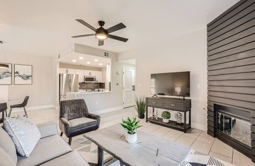 Las Vegas Condo | Ultra-modern poolside condo with mountain view