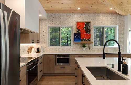 Idaho Springs Cabin | Updated Cozy Cabin on the River/Hot Tub/Beach
