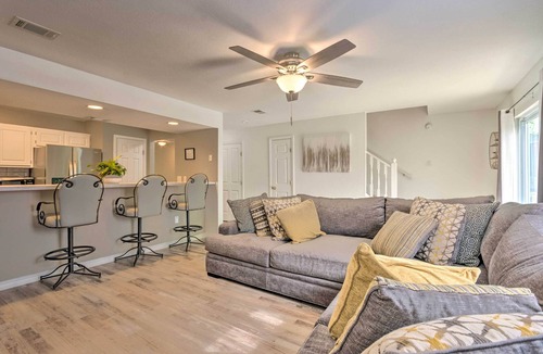 Valparaiso House | Updated Townhome w/Deck ~ 12 Mi to Beaches!
