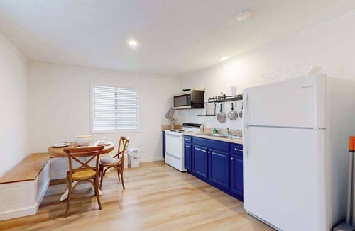 Murphy House | Updated tree-lined cabin with mountain view, and screened-in deck.