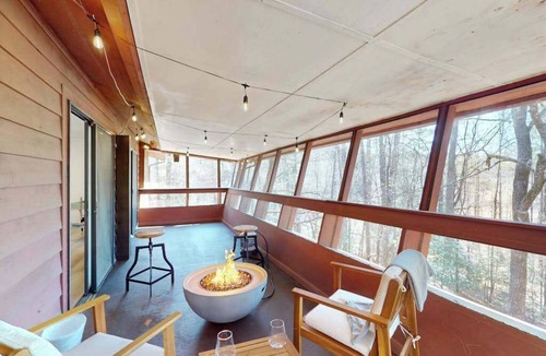 Murphy House | Updated tree-lined cabin with mountain view, and screened-in deck.
