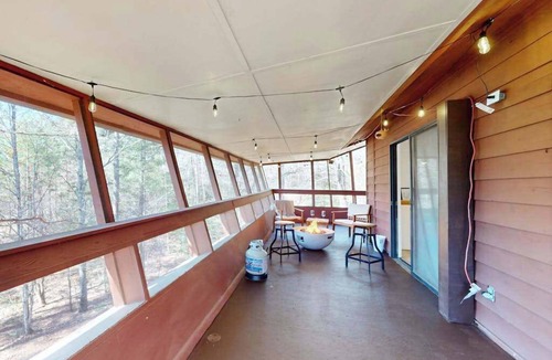Murphy House | Updated tree-lined cabin with mountain view, and screened-in deck.