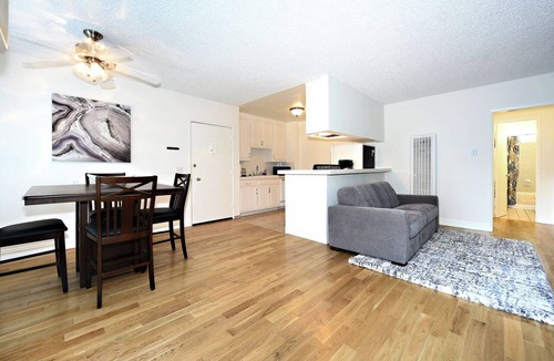 Palms Apartment | V6- Lovely 1-bedroom apartment with AC in vibrant Los Angeles