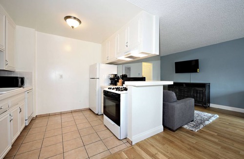 Palms Apartment | V6- Lovely 1-bedroom apartment with AC in vibrant Los Angeles