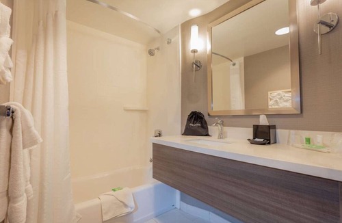 Anaheim Resort Hotel | Vacation Day Is Always A Great Idea! Close to Anaheim Garden Walk w/Pool