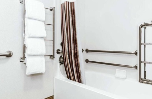 Guasti House | Vacation Day Is Always A Great Idea! Pet-friendly Unit. Close to Victoria Garden