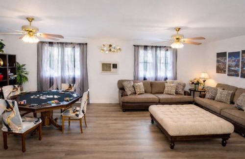 Las Vegas House | Vacation Home 3.5 Mi to Strip/DT/Outlt up to 8 gst