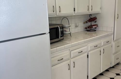 Valley Glen House | Valley Village Charmer that’s pet friendly w a huge back yard!