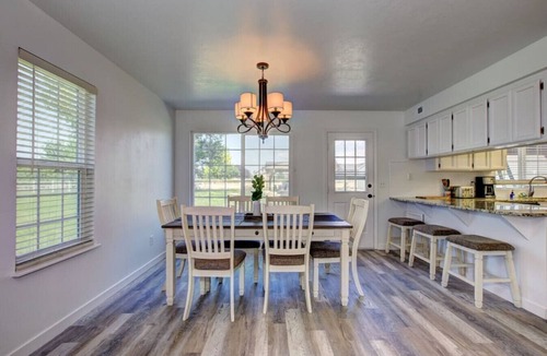 Nampa House | Verdant Valley | 5BR on 1 Acre Game Room Balcony Fire Pit Family Retreat Nampa