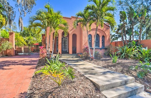 Indian Beach Sapphire Shores Apartment | Vibrant Sarasota Studio < 1 Mile from the Beach!
