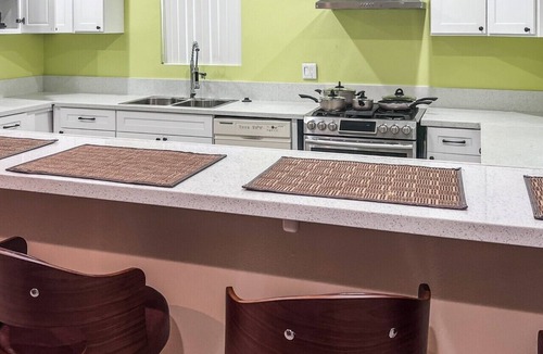 Park Mesa Heights Bed & Breakfast | @ View - Queen Bed & Bathroom