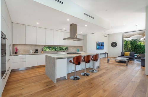 Beverly Hills Villa | Villa Stella by LuxJB 🏆 Family Friendly 🏆 Heated Pool & Jacuzzi