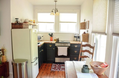 Downtown Jacksonville Cottage | Vintage Riverside Cottage - King Bed - Original Clawfoot Tub