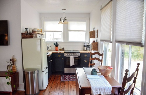 Downtown Jacksonville Cottage | Vintage Riverside Cottage - King Bed - Original Clawfoot Tub
