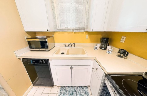 Saint Armands Key Condo | Walk to Lido Beach & Steps to St. Armand's Circle | Heated Pool and Spa | BBQ