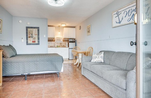 Old Orchard Beach Apartment | Walk to Old Orchard Pier: Cozy Beachfront Condo!