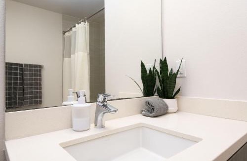 Downtown Apartment | Walk to Santa Monica Beach Pier Boardwalk Venice
