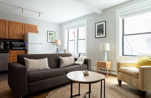 Bay Village Apartment | Warr4-1/1 · Cozy 1br | Walk anywhere! | Fast Wifi + Smart lock