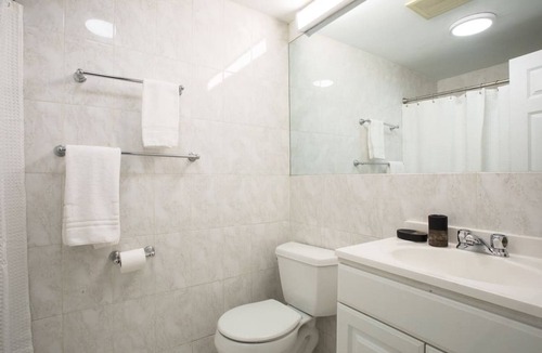 Bay Village Apartment | Warr4-1/1 · Cozy 1br | Walk anywhere! | Fast Wifi + Smart lock