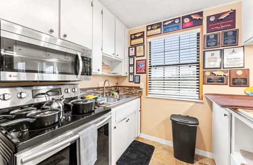 Northside Cabin | Waterfront Fishing Lodge, King Bed, StovePipe Fireplace, Peaceful