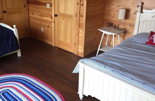 Center Conway House | Waterfront Log Cabin with Pool on Conway Lake