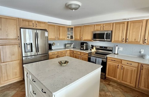 Oxford House | WATERFRONT ON THOMPSON LAKE