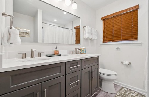Pasadena House | Waterfront Pool Dock & Sleeps 12